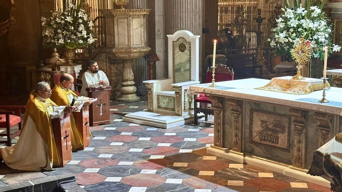 Anuncian adoración nocturna y acto de desagravio en la Catedral de Puebla tras incendio de una puerta