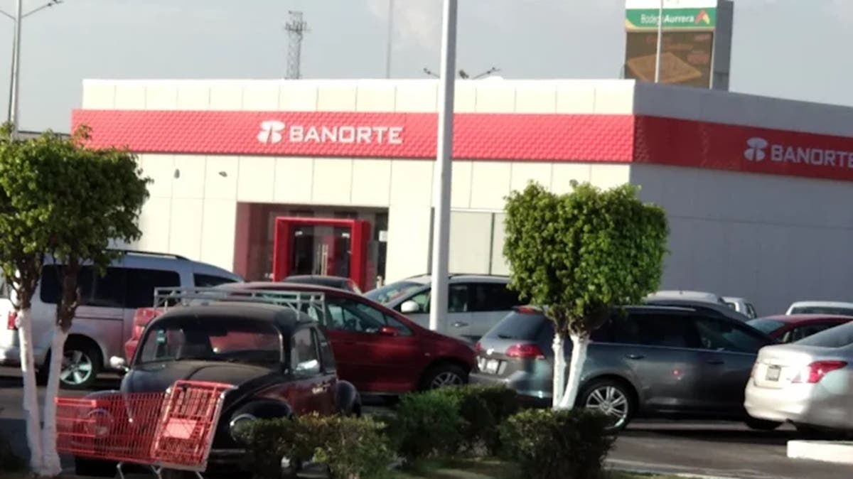 Balean a poblano tras salir de Banorte en Plaza Loreto; le roban 85 mil pesos