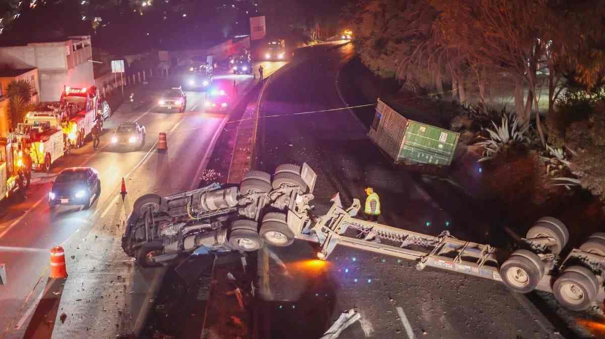 Accidente mortal en Apizaco-Tlaxcala: cierre parcial de la vía tras volcadura de tráiler