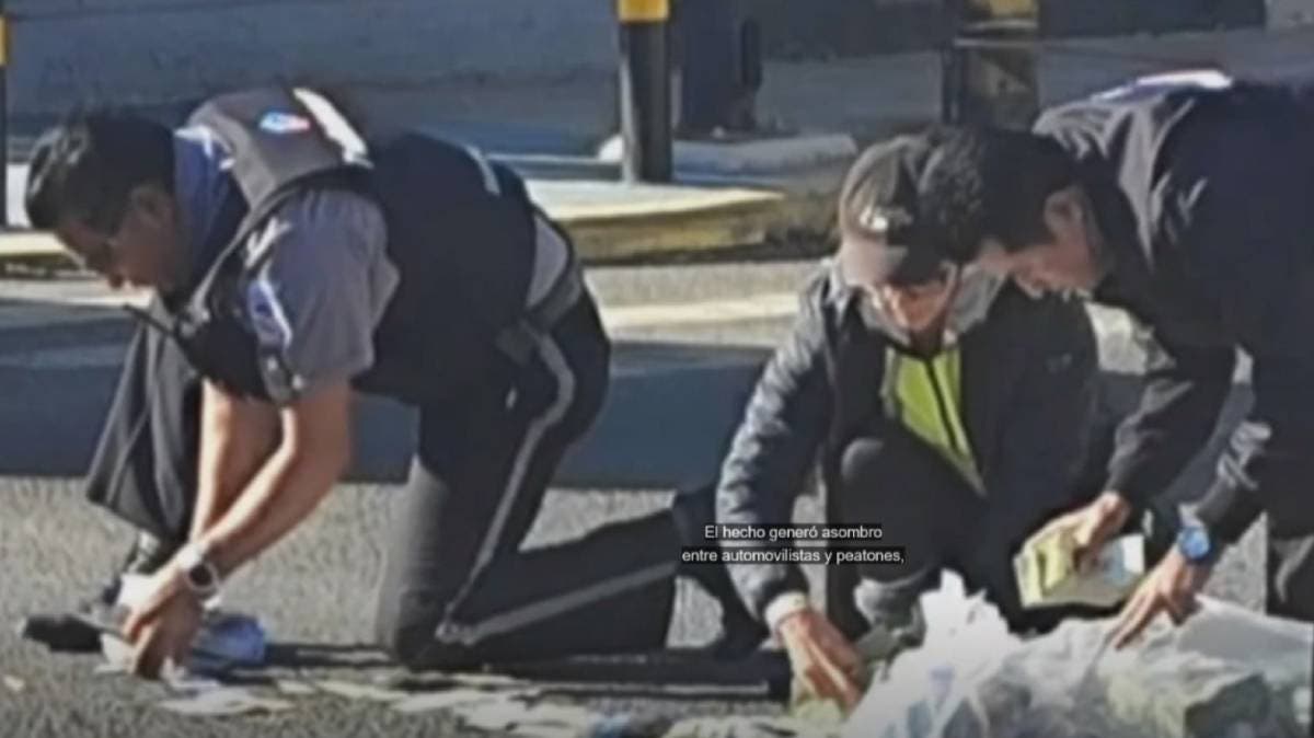 ¿Y los billetes? Dinero cae de camioneta blindada en plena calle de Puebla y sorprende a peatones y automovilistas