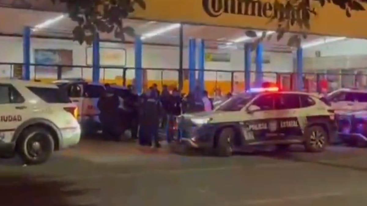 Tensión en Plaza Dorada: sujeto desarma a policía, lo hiere y desata caos (VIDEO)