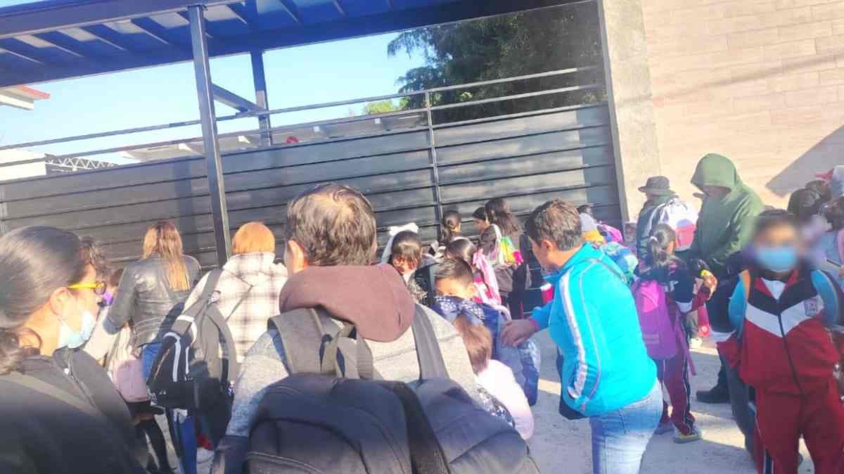 Padres denuncian irregularidades en horarios escolares de la Escuela Lázaro Cárdenas de Amalucan: niños expuestos al frío