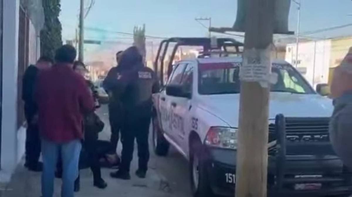 Retienen y entregan a presunto ladrón de autopartes en Santa María; termina hospitalizado