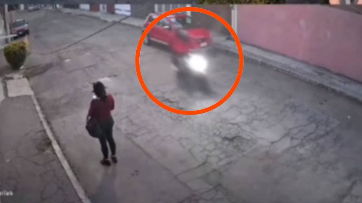 Asalto a plena luz del día en Bugambilias: joven es despojada de sus pertenencias mientras caminaba con su celular en mano
