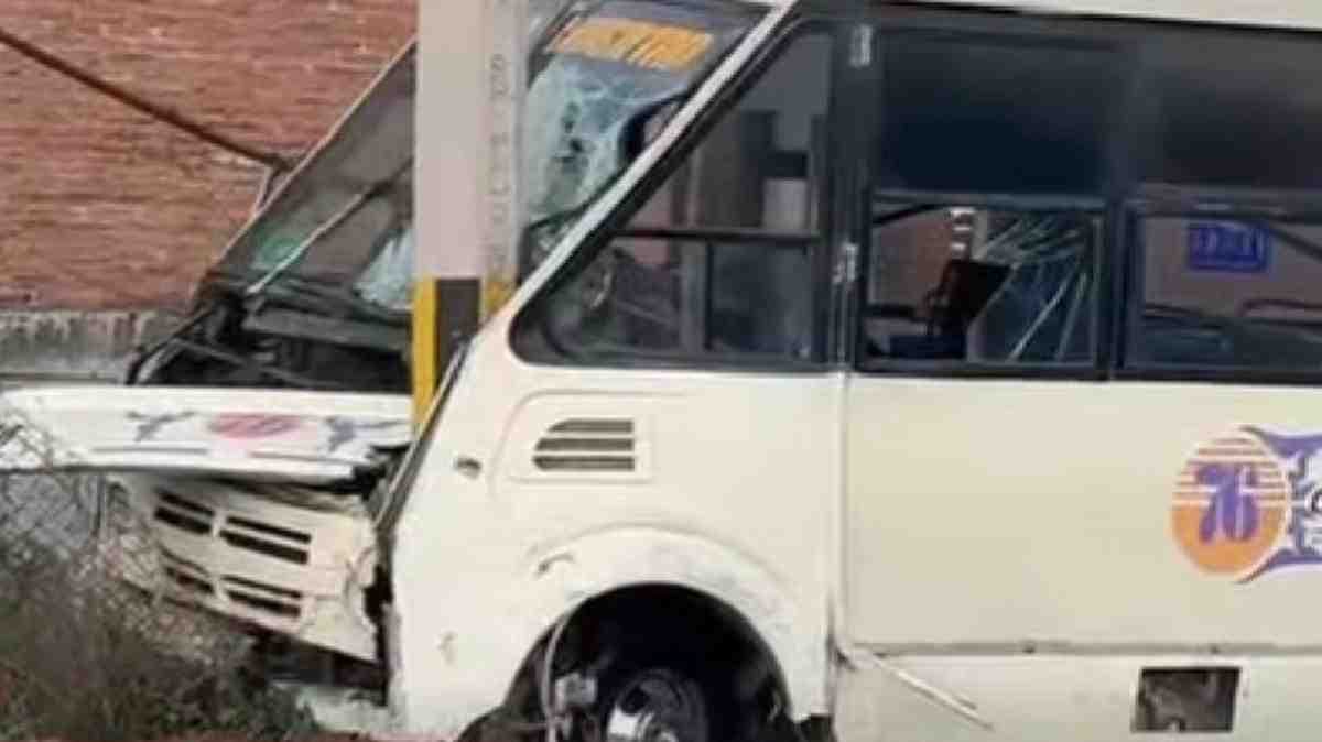 Microbús de la Ruta 76 se impacta contra poste de CFE en San Miguel