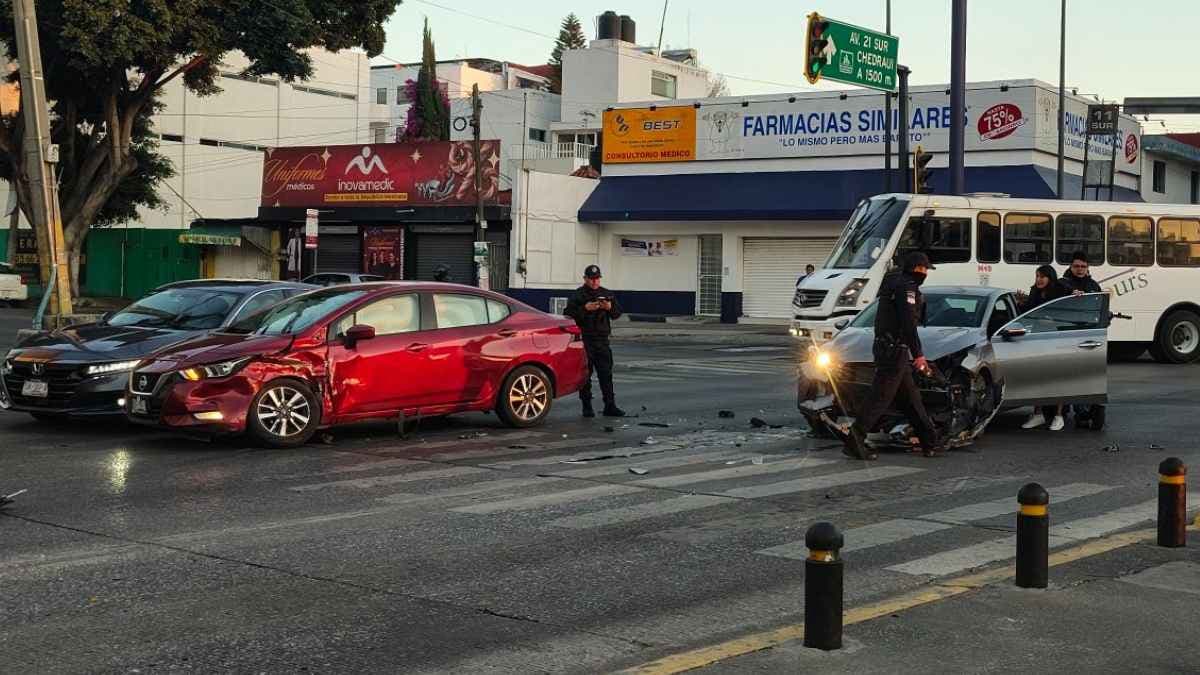 Choque entre dos autos en 31 Poniente y 11 Sur provoca cierre parcial y caos vial en Puebla