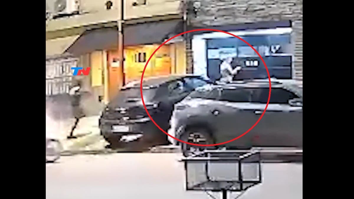 VIDEO | Intentan robarle el auto a una mujer y su esposo enfrenta a los ladrones