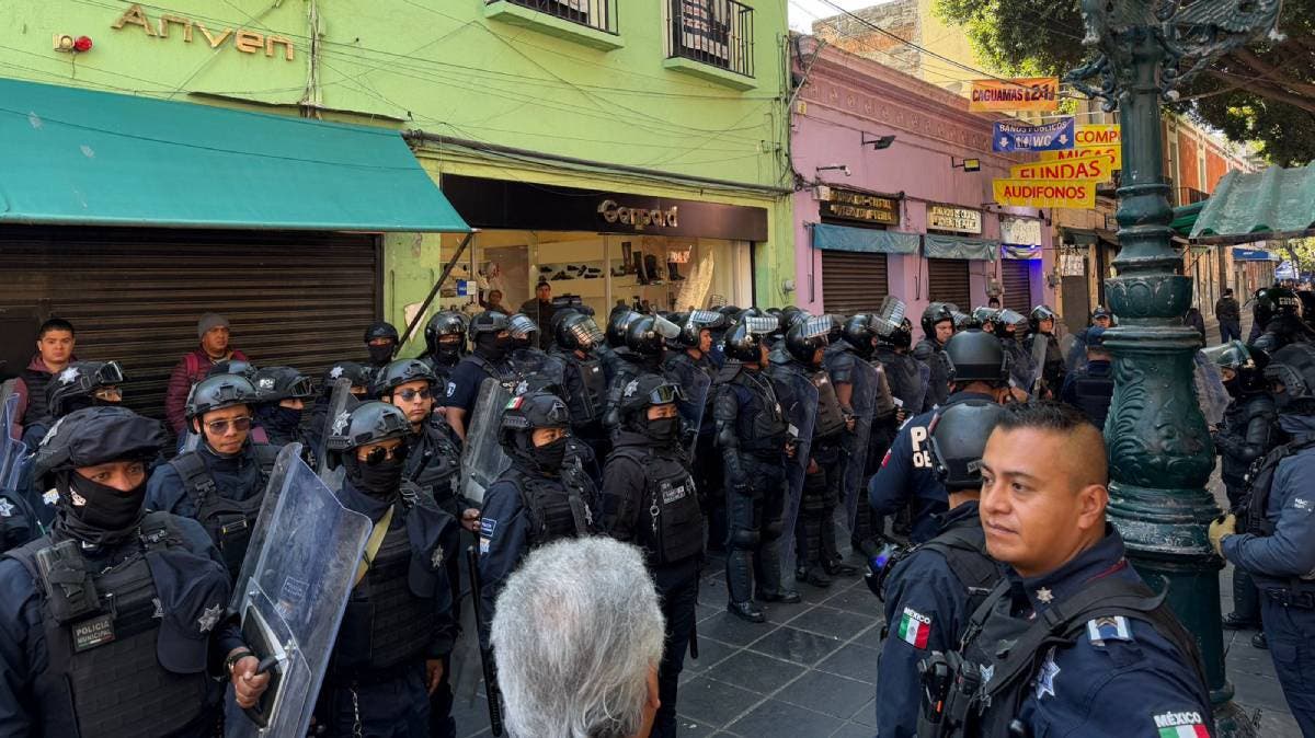 Operativo en Centro Histórico de Puebla retira comercio informal del Corredor 5 de Mayo