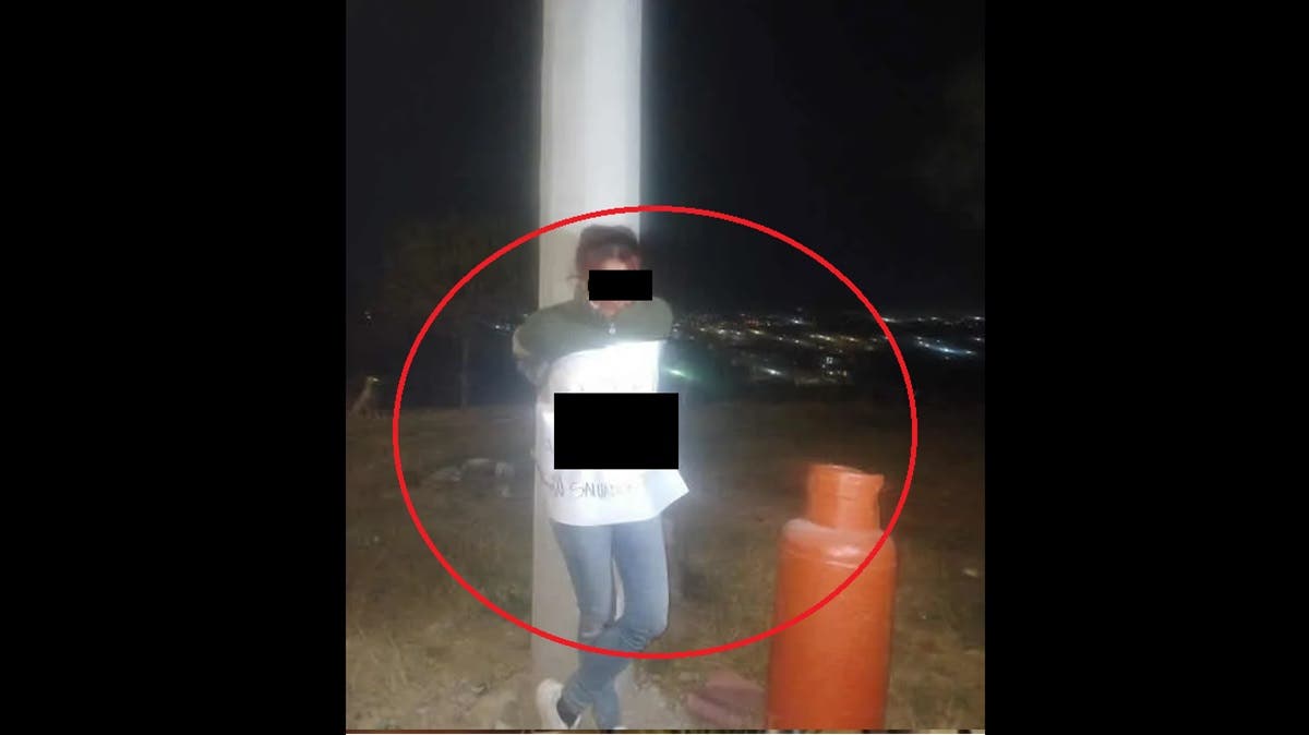 Amarran a mujer a un poste con letrero de “ratera” tras presunto robo de gas en Puebla