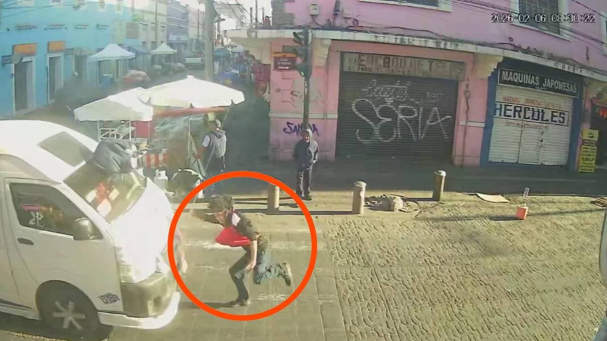 Carpas de ambulantes provocan accidente en la 14 poniente: combi de Ruta Azteca atropella a joven en Puebla