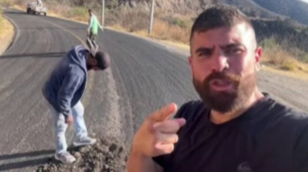 Critican bacheo improvisado del alcalde de Piaxtla en redes sociales