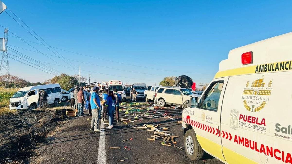 Choque múltiple en carretera Atlixco-Izúcar por quema de pastizales: nueve vehículos involucrados y una persona prensada