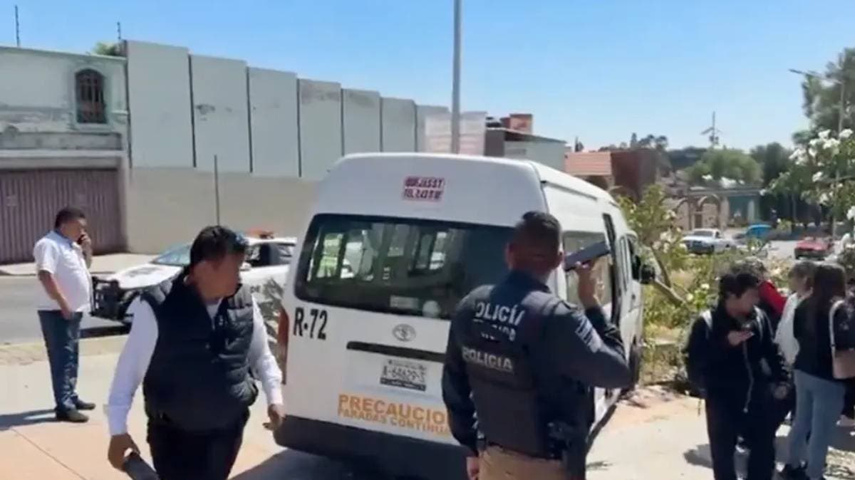 Camión fuera de control siembra el caos en Calzada Zaragoza; chofer huye tras choque múltiple