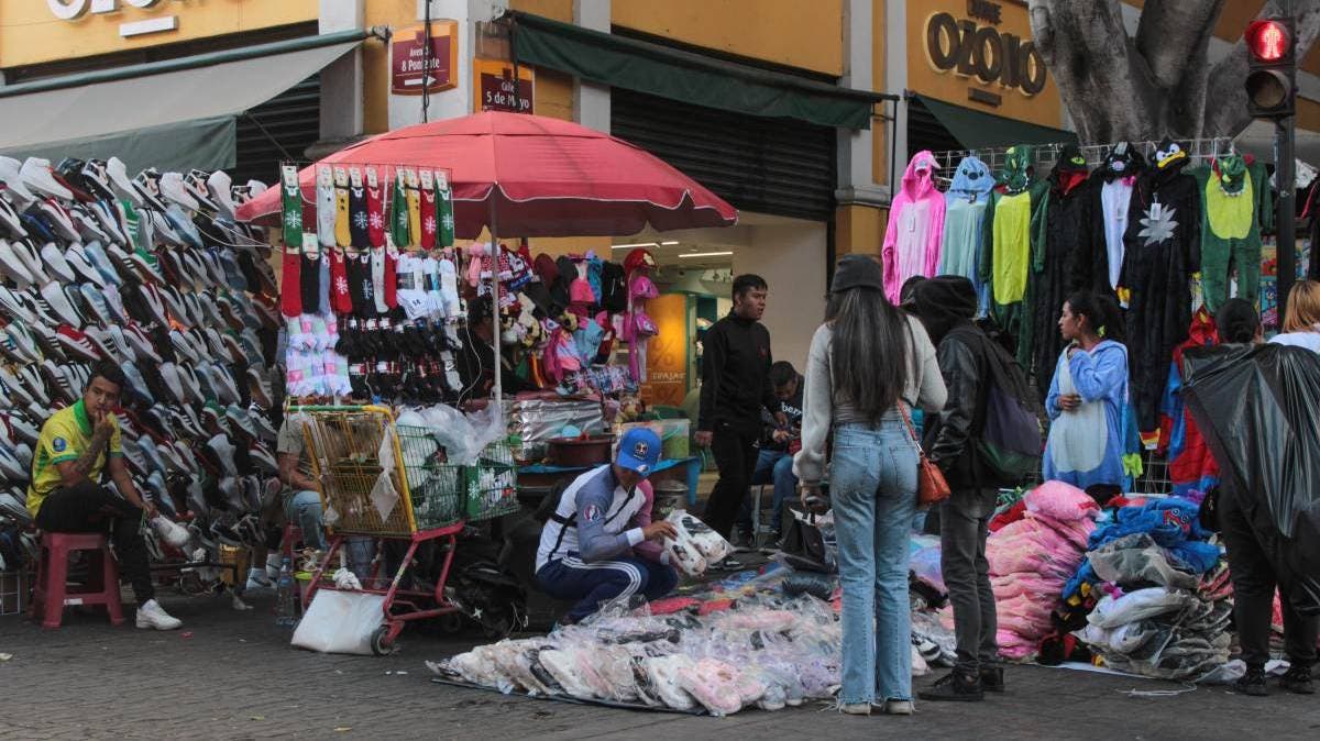Ambulantes de Puebla buscan amparo para permanecer en calles del Centro Histórico