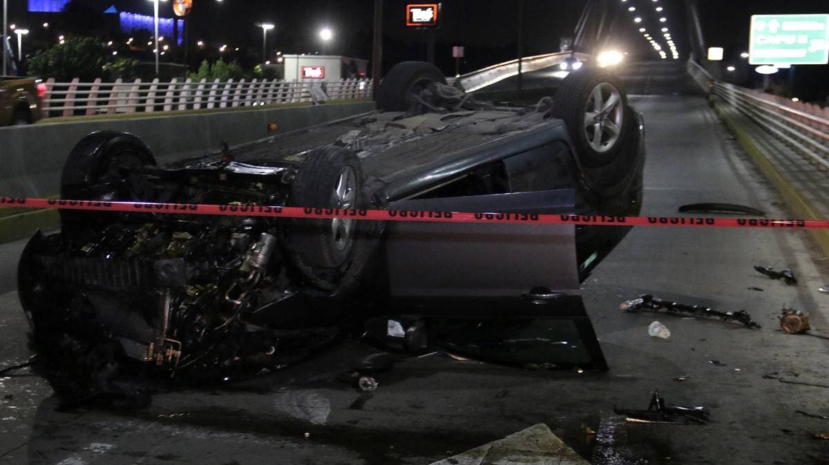 Vuelca auto en el Periférico Ecológico y conductor sobrevive de milagro en la madrugada