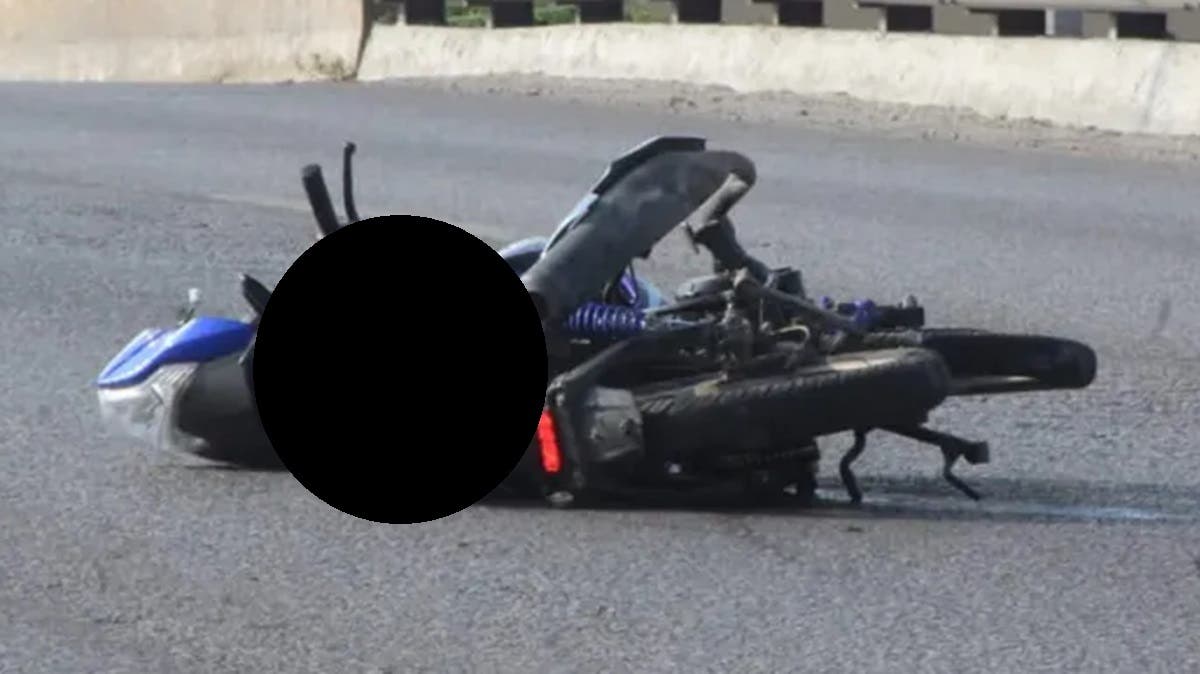 Conductor embiste a biker y arrastra su motocicleta para huir en Cuautlancingo, Puebla