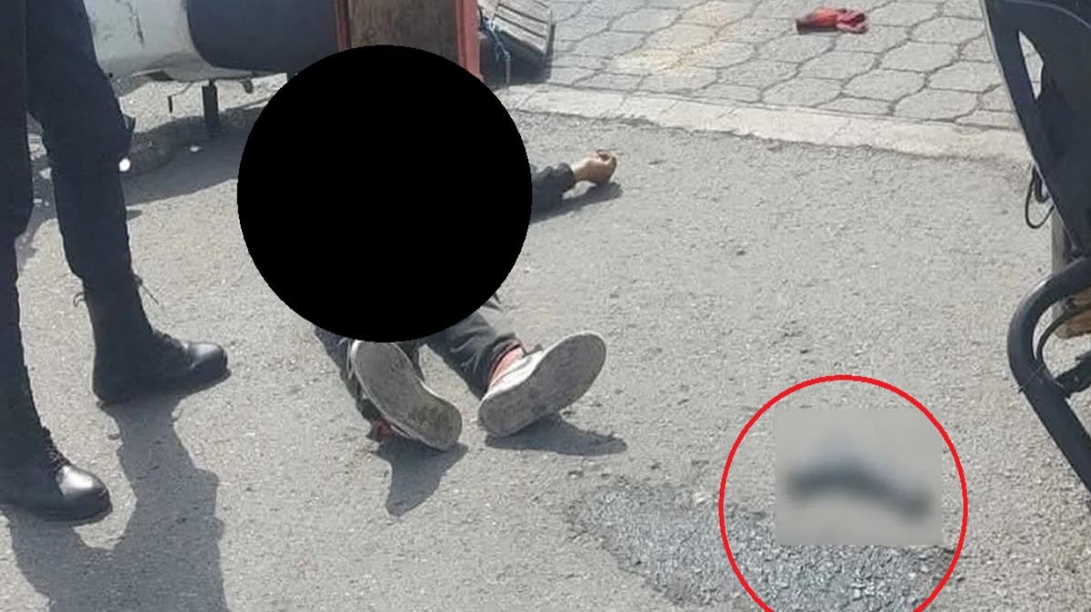 Insólito: motociclista choca contra auto y termina detenido por portar un arma de fuego