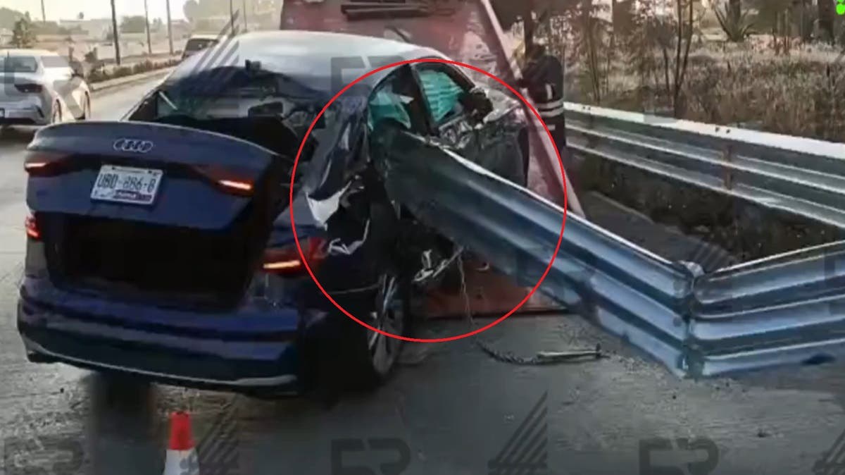 Auto se incrusta en valla del Periférico Ecológico y provoca caos vial rumbo a Valsequillo