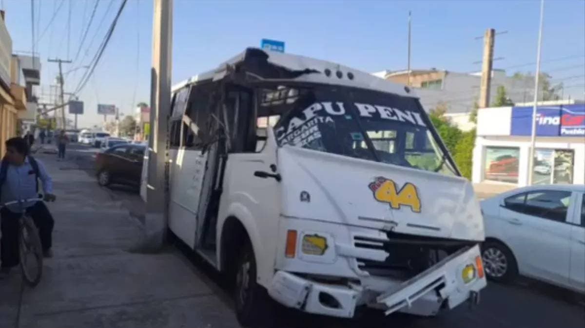 Detienen unidad Ruta 44 A en carretera al Batán por falta de revista vehicular; pasajeros descienden en plena vía