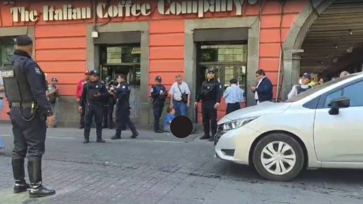 Atropellan a dos adultos mayores en pleno Centro Histórico de Puebla; movilización de emergencia en Juan de Palafox