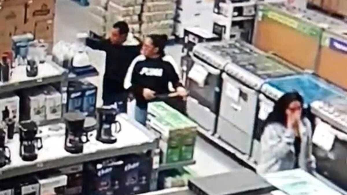 Exhiben modus operandi de farderos en tienda de Puebla; cámaras captan robo coordinado en zona de Chapulco