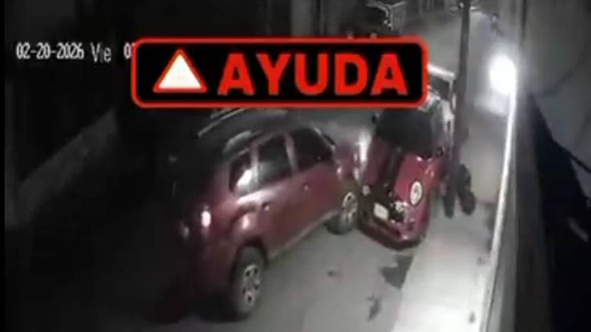 Juniors alcoholizados chocan auto en Angelópolis y huyen del lugar