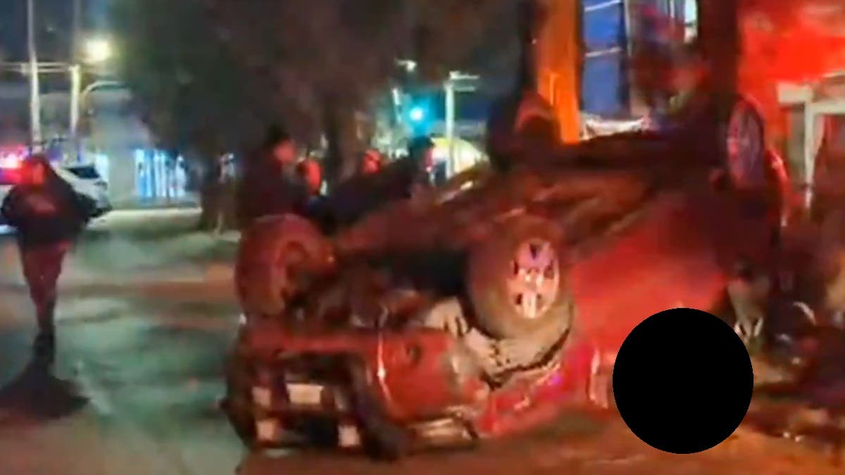 ¡Accidente de madrugada en Puebla! Vuelca camioneta en Los Héroes e Ignacio Zaragoza; hay dos lesionados