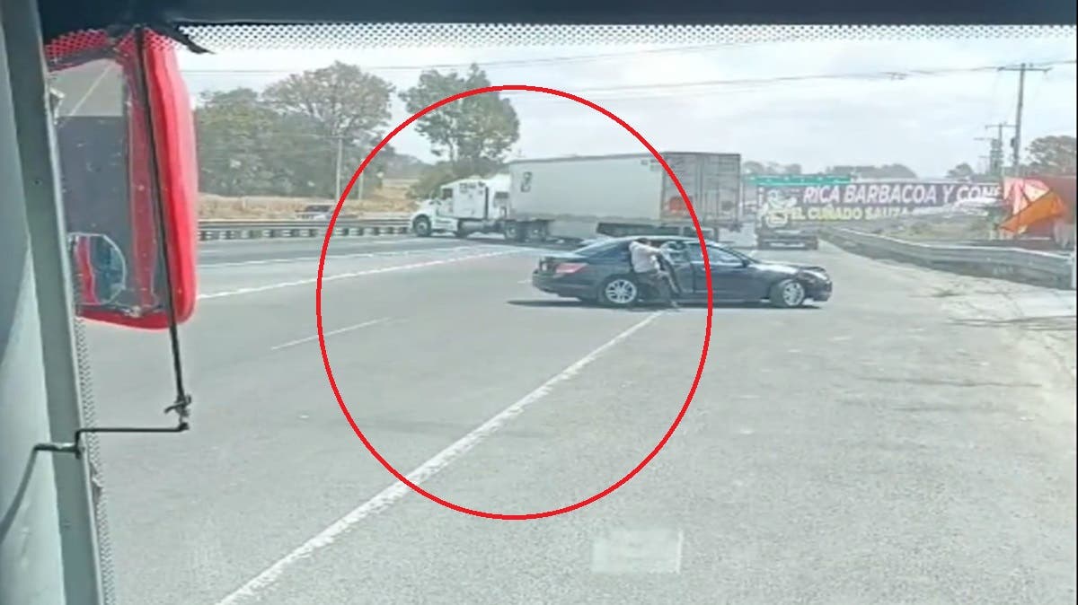 VIDEO | Captan momento exacto en que incendian tráiler con bombas molotov durante narcobloqueos en la Puebla-Orizaba