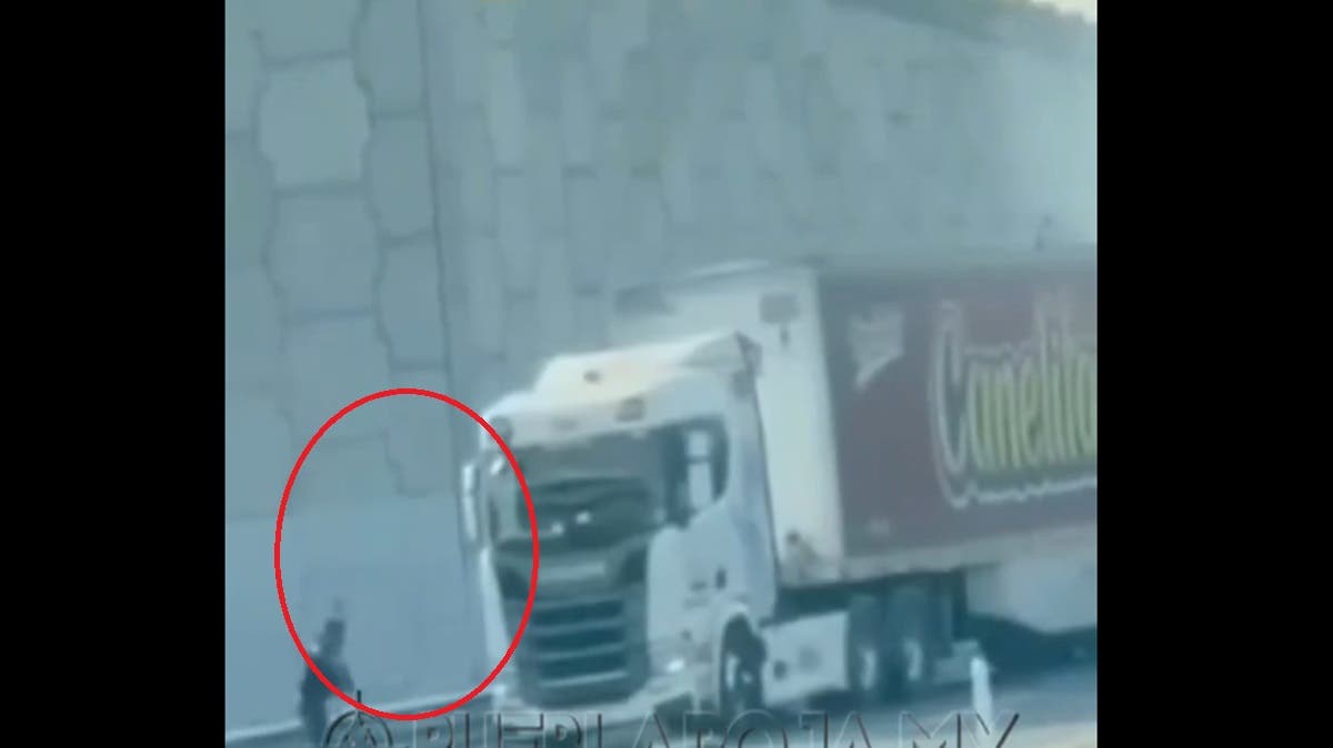 Filtran Video del secuestro a trailer de Marinela durante el narcobloqueo en la autopista Puebla–Córdoba