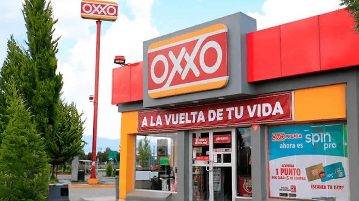 Evitan ataque incendiario en Puebla: detienen a dos hombres con bombas molotov frente a un Oxxo