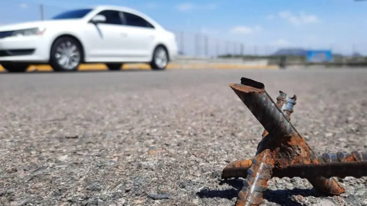 Mujer escapa de asalto con ponchallantas en carretera de Puebla