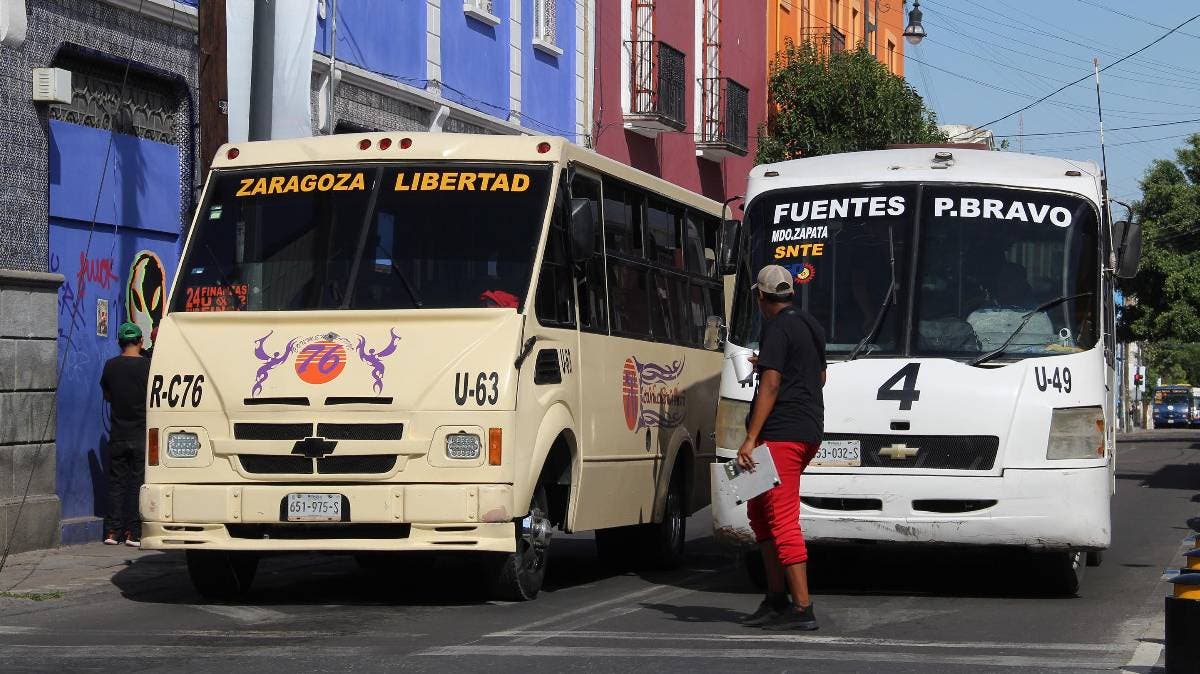 Transportistas en Puebla conservarán concesiones si pagan multa por revista vehicular