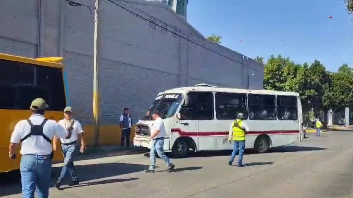 Caen primeras unidades en operativo contra transporte irregular en Puebla; las envían al corralón