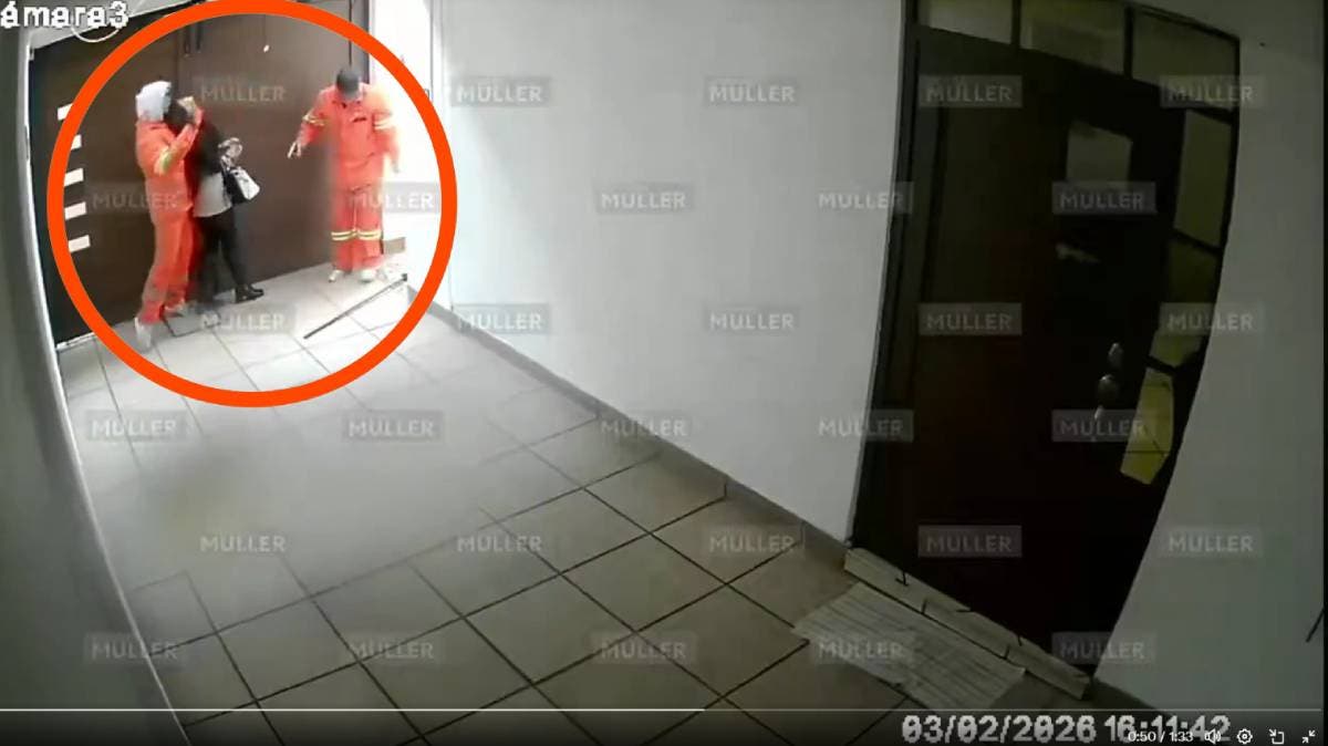 Delincuentes se disfrazan de trabajadores de limpieza para asaltar una casa en la CDMX; amagan a mujer