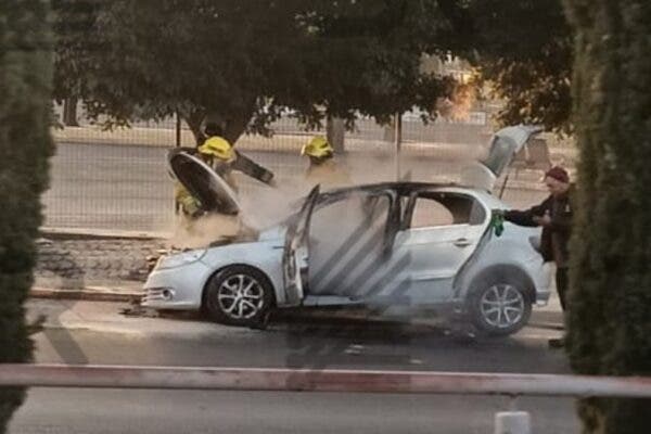 Auto termina en llamas tras fuerte accidente en bulevar Atlixco, frente a Las Ánimas