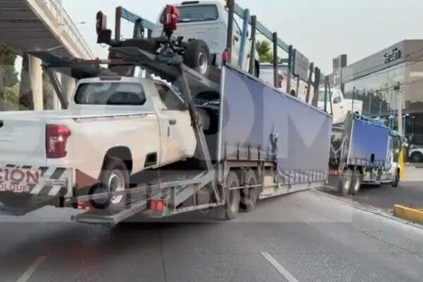 Nodriza atorada provoca caos vial en el Bulevar Hermanos Serdán, en Puebla