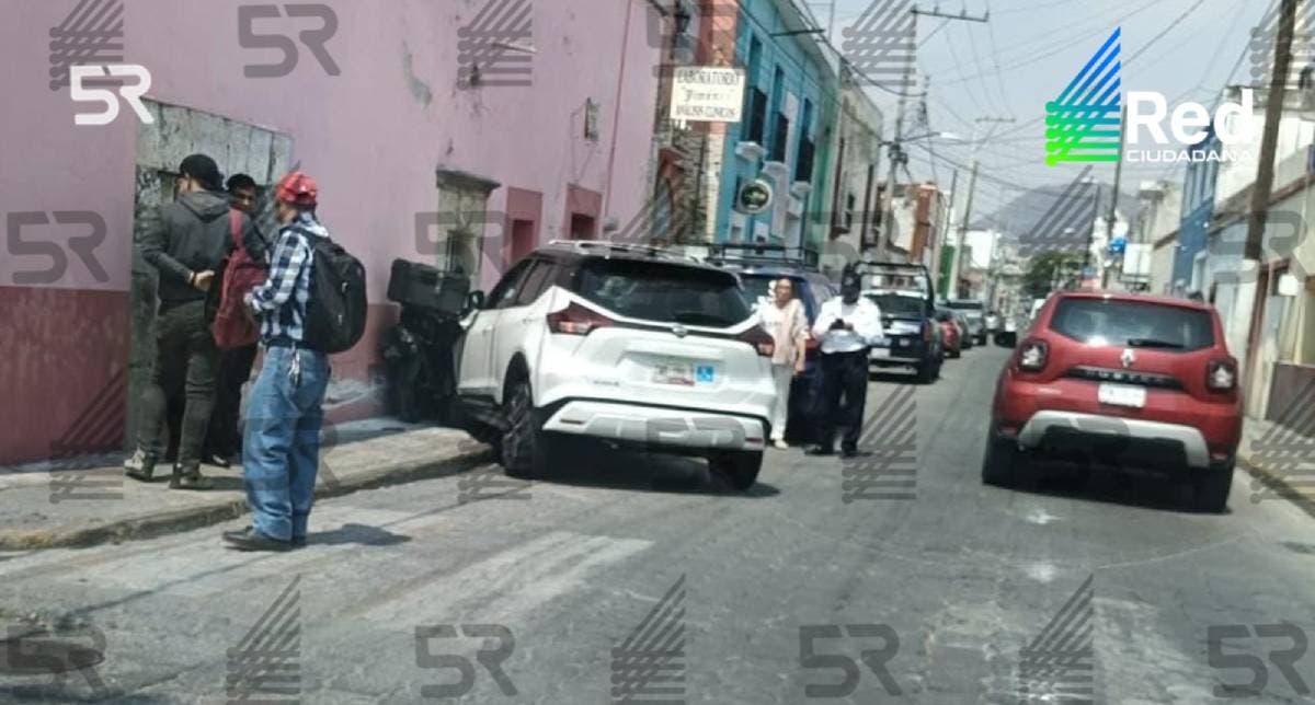 Adulto mayor se queda dormido al volante y provoca choque contra vivienda en Atlixco