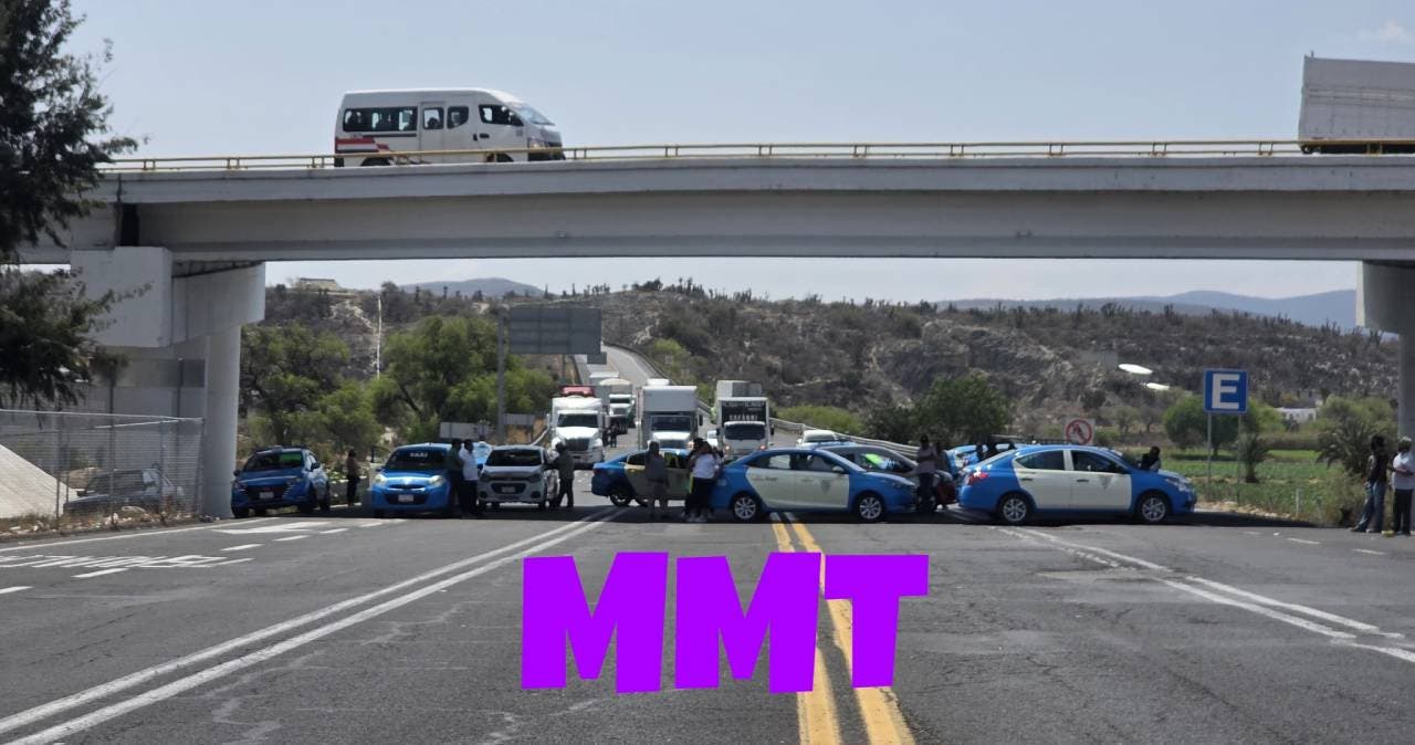 Taxistas bloquean la súper carretera Cuacnopalan–Oaxaca en Tehuacán y exigen operativos contra plataformas digitales