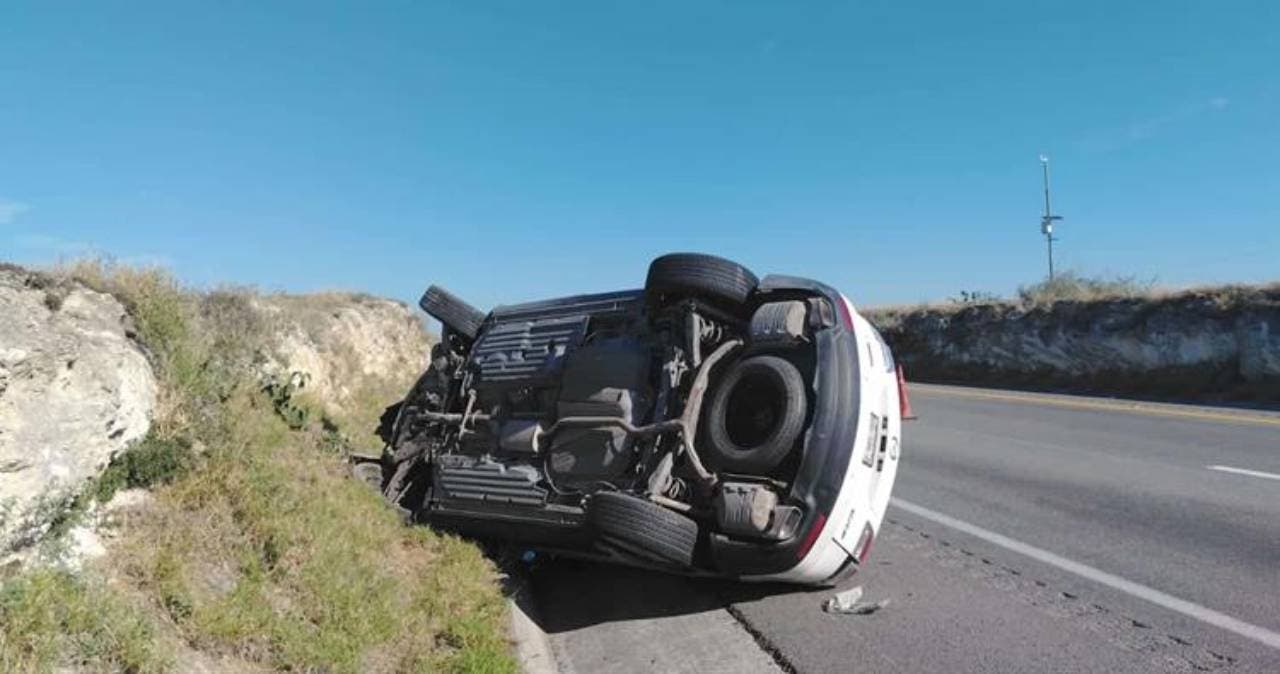 Tragedia en el libramiento de Huejotzingo: camioneta vuelca y se incendia tras intentar evitar a un perro; dos personas pierden la vida