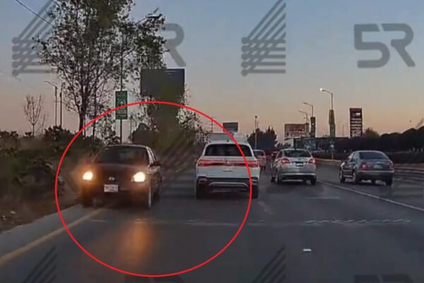 ¡Precaución! Captan auto en sentido contrario en Periférico Ecológico; conductores esquivan tragedia en Puebla