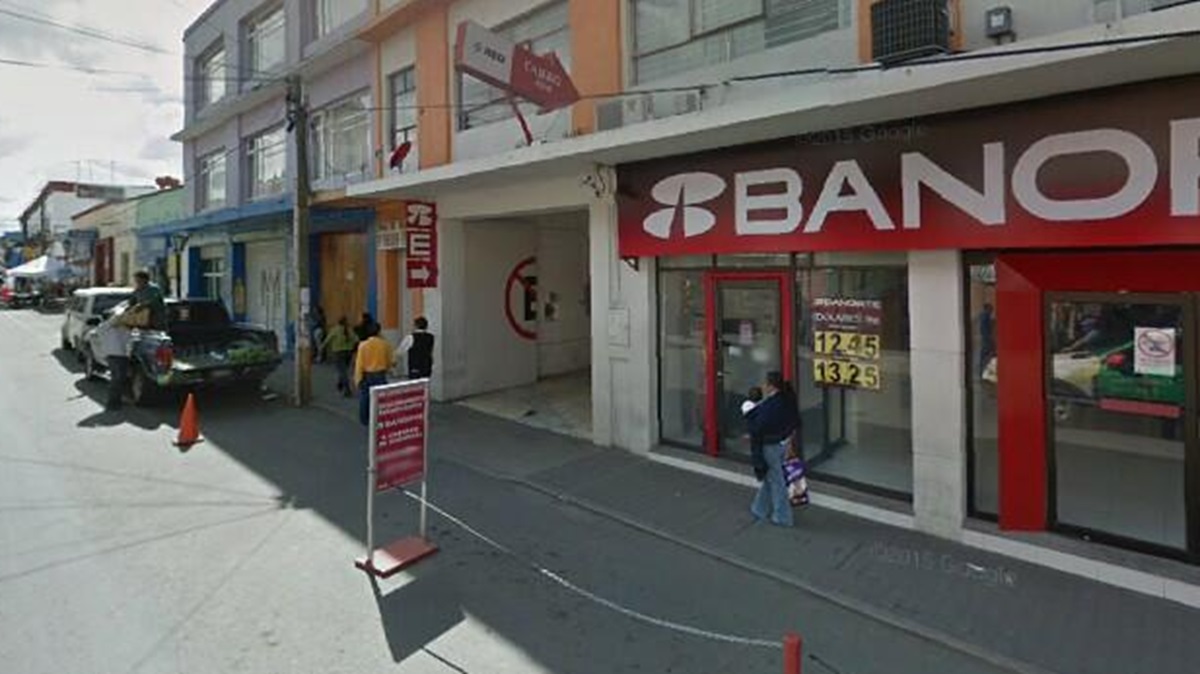 Reportan violento robo en Banorte en Puebla; clientes fueron amenazados dentro de la sucursal