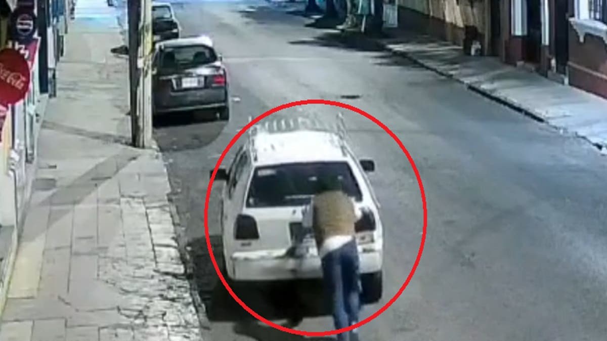 VIDEO: Se llevan un Golf blanco empujándolo en pleno Centro de Puebla; ocurrió en la madrugada