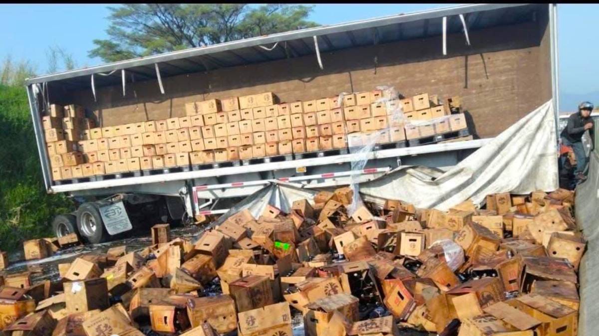 Rapiña masiva de cerveza tras volcadura en autopista Puebla-Veracruz