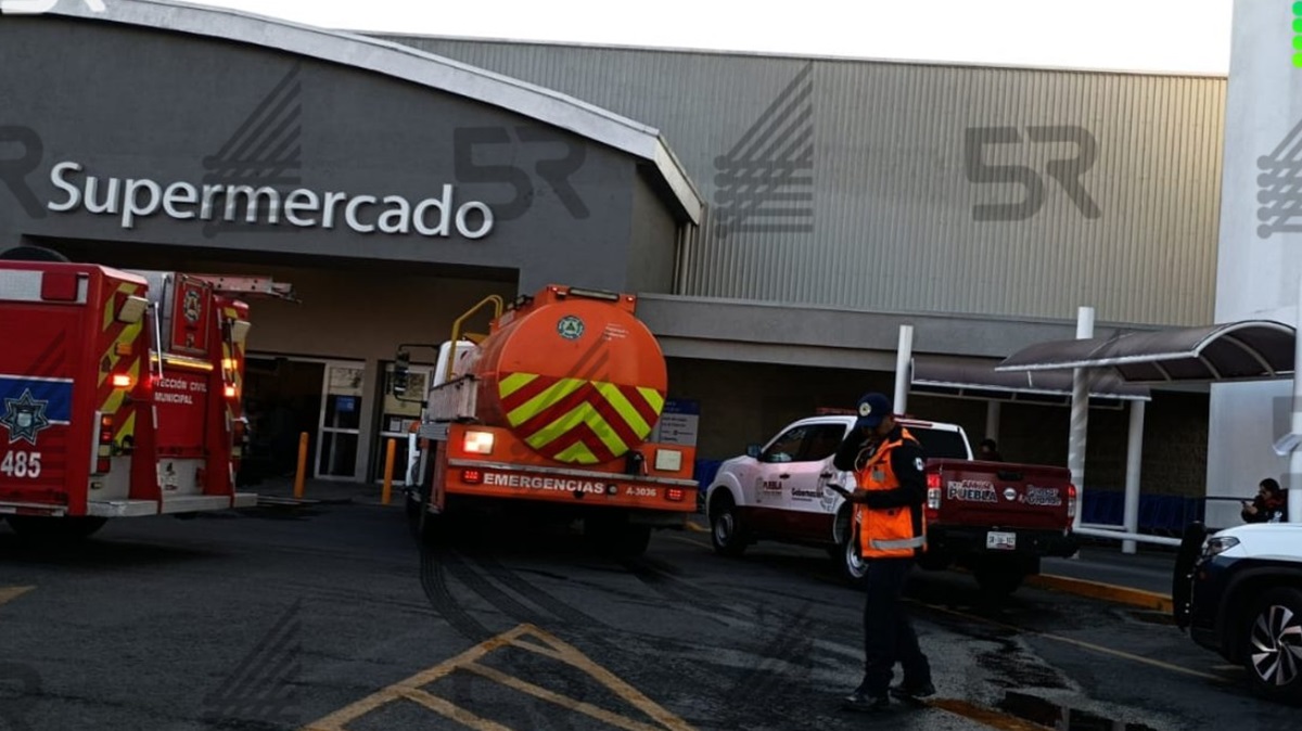 Última hora: reportan incendio en Walmart de la 15 de Mayo en Puebla; movilización de emergencia en la zona