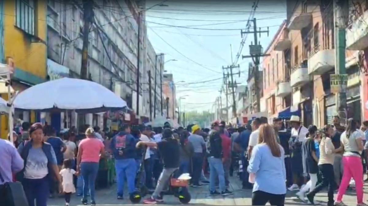 Ambulantes de Fuerza 2000 bloquean calles en Puebla tras detención de hombre cercano a “El Fede”