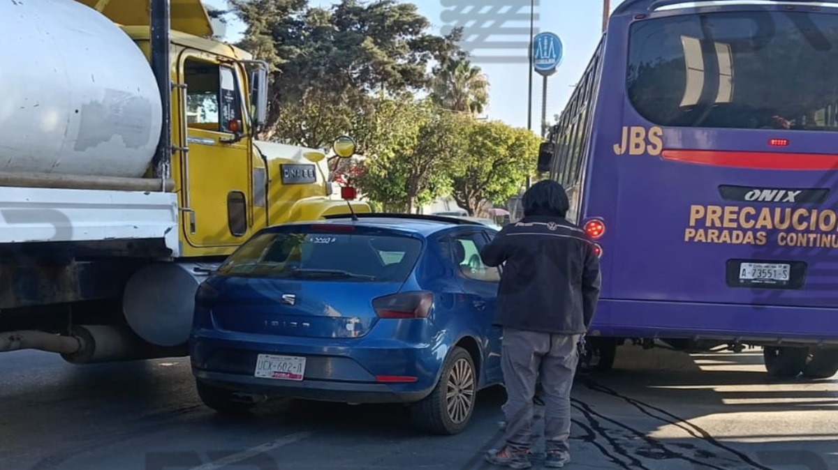 Choque triple colapsa Calzada Zaragoza hoy: revolvedora, auto y ruta provocan caos vial en Puebla