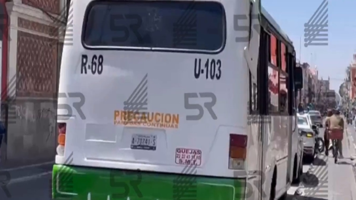 Mujer cae de transporte público en el Centro de Puebla
