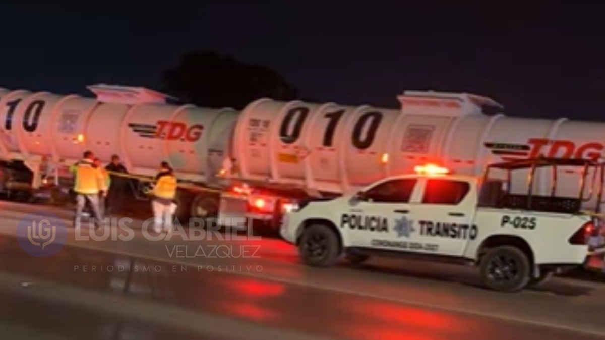 Tragedia en el Periférico de Puebla: conductor muere prensado por su propia pipa en la madrugada