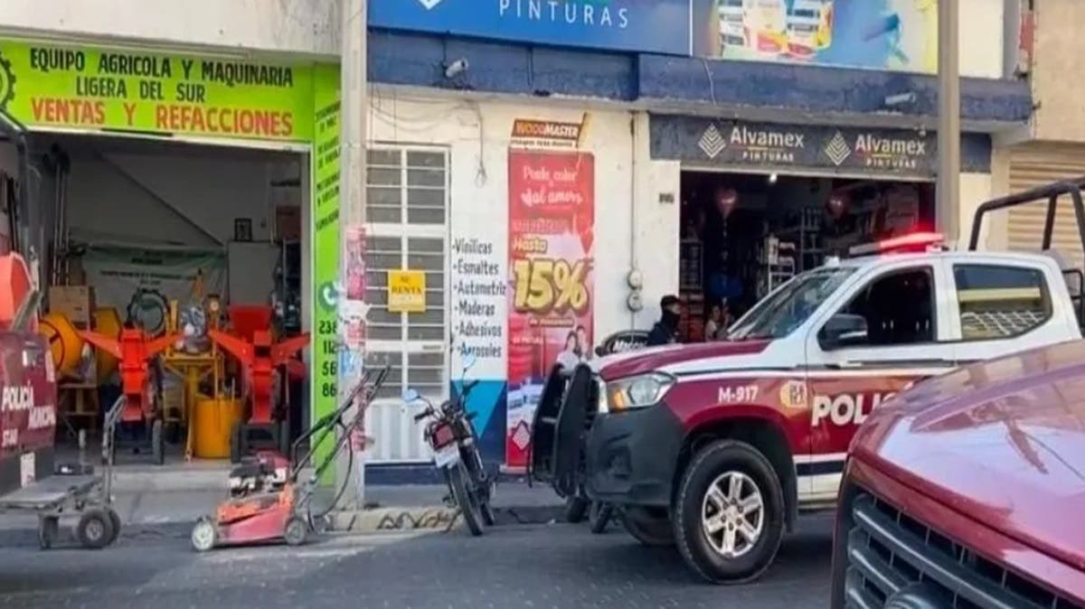 Asalto con pistola en mano en Puebla: apagan luces y roban tienda en segundos