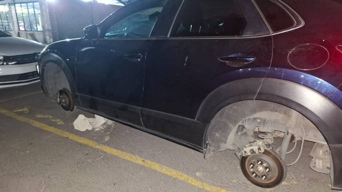 Roban llantas a vehículo en Cúmulo de Virgo, a metros del Santuario; ciudadano encara en redes al alcalde de Puebla por la inseguridad